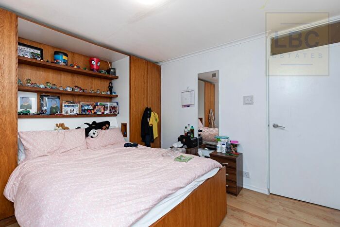 2 Bedroom Flat For Sale In Chelsea Close, London, NW10