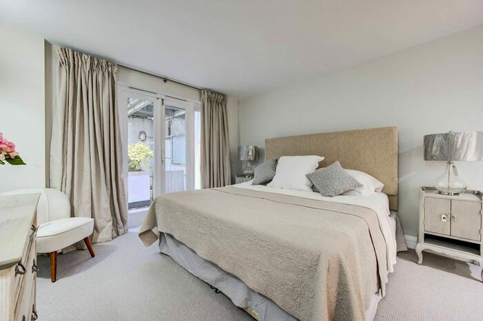 2 Bedroom Flat To Rent In Earls Court Square, Earls Court, London, SW5