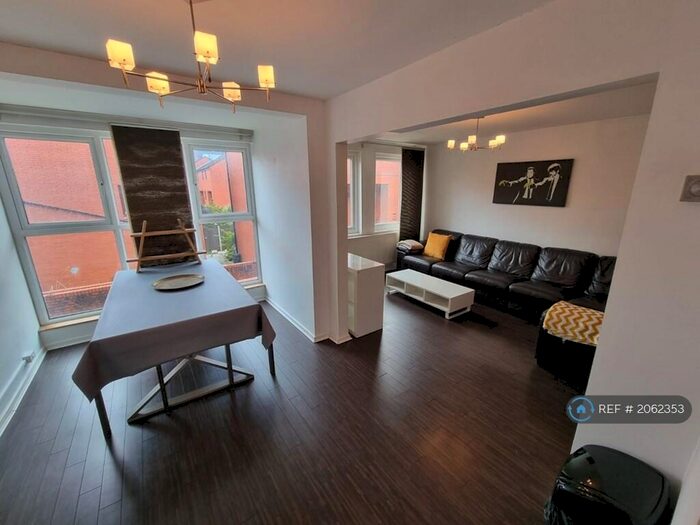 3 Bedroom Maisonette To Rent In Martlesham Walk, Manchester, M4