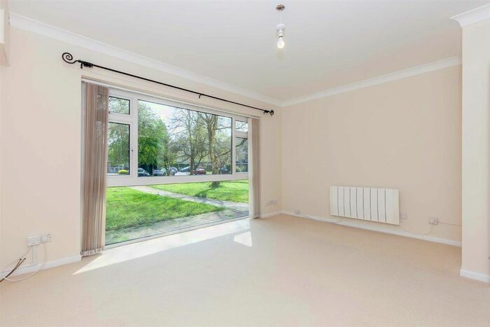 2 Bedroom Flat To Rent In Glyme Close, Woodstock OX20