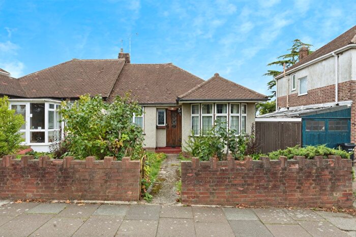 3 Bedroom Semi-detached Bungalow For Sale In Strafford Avenue, Ilford, IG5