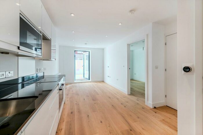 2 Bedroom Flat To Rent In London Street, Chertsey, Surrey, KT16