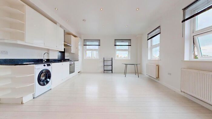 2 Bedroom Flat To Rent In Lodge Lane, London, N12