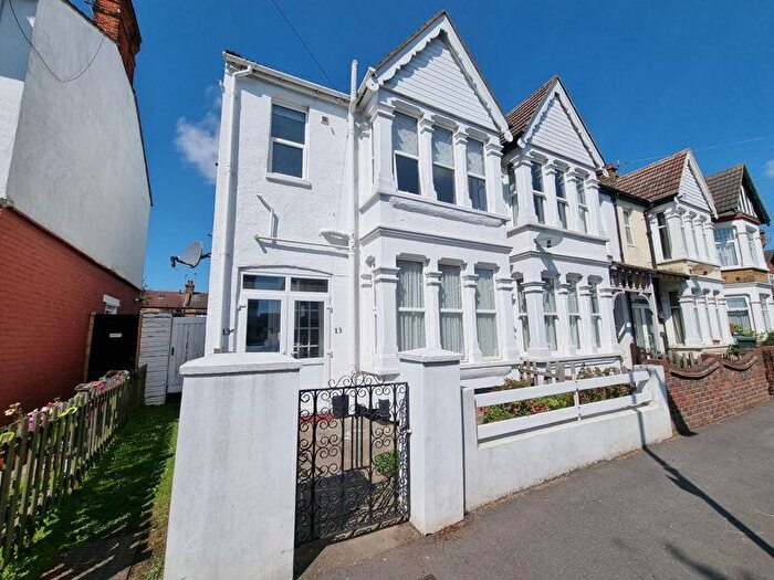 1 Bedroom Flat To Rent In Fernleigh Drive, Leigh-On-Sea, SS9