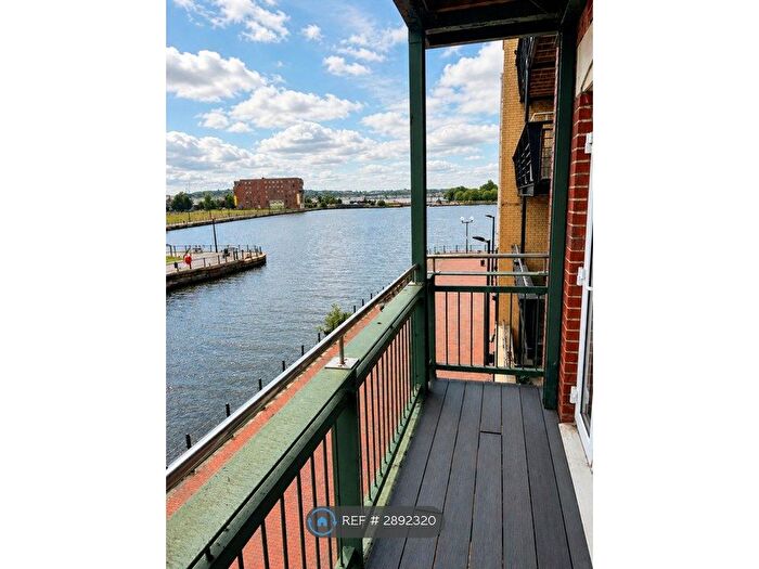 2 Bedroom Flat To Rent In Adventurers Quay, Cardiff, CF10