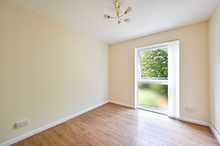 2 Bedroom Flat To Rent In Lambourn Grove, Kingston, Kingston Upon Thames, KT1