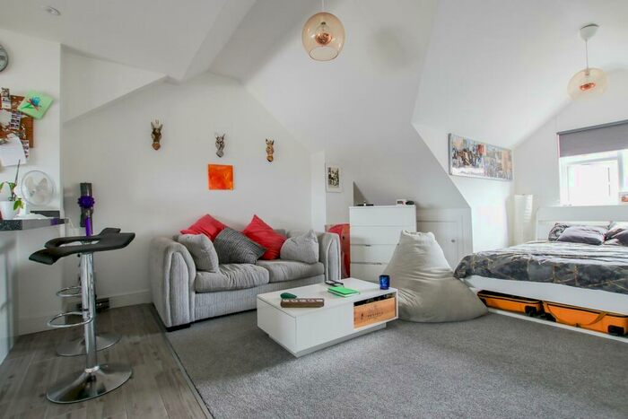 Flat To Rent In Central Avenue, Wallington, SM6