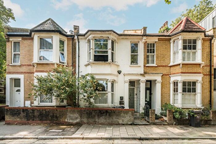 3 Bedroom Flat For Sale In St. Thomas's Square, Hackney, E9