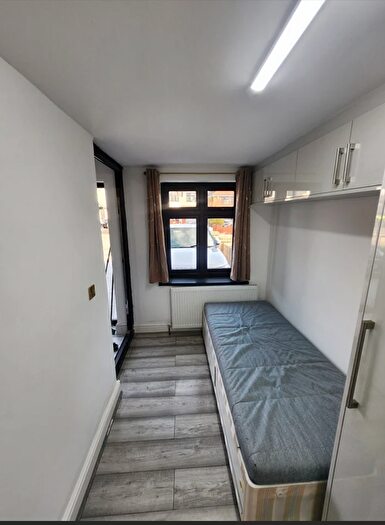 Studio To Rent In Pettits Lane, Romford, RM1