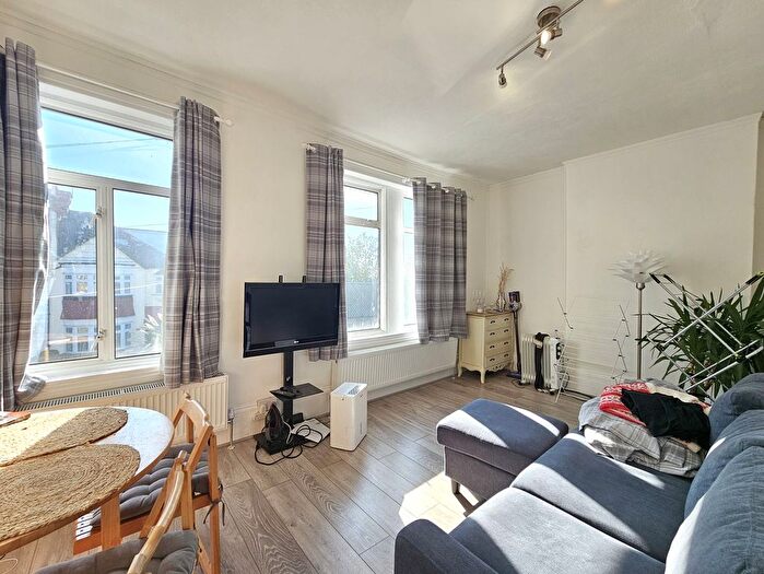 3 Bedroom Flat To Rent In East End Road, London, N2