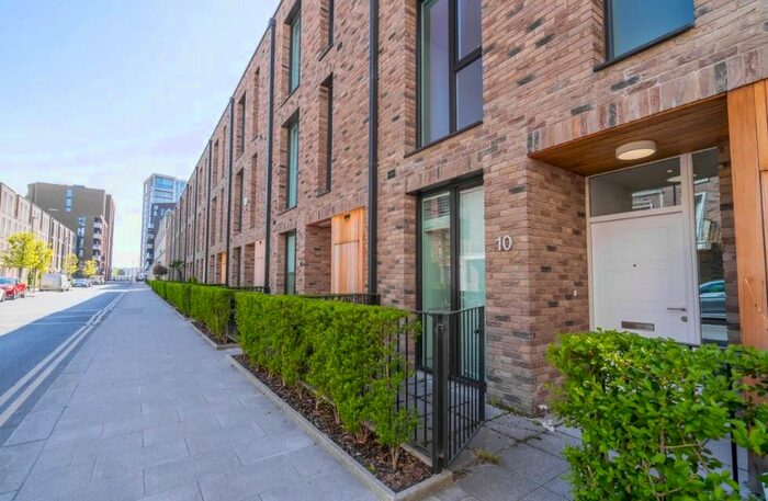 4 Bedroom Mews For Sale In Starboard Way, London, E16