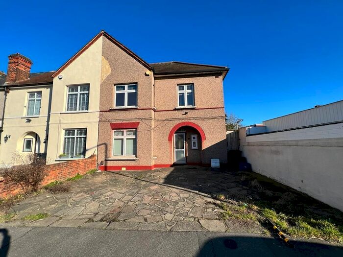 3 Bedroom End Of Terrace House To Rent In Gartmore Road, Ilford, IG3