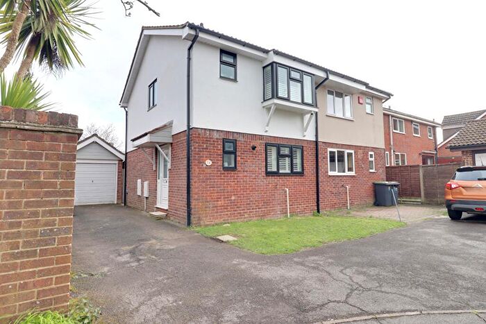 3 Bedroom Semi Detached House For Sale In Meadowsweet, Waterlooville, PO7