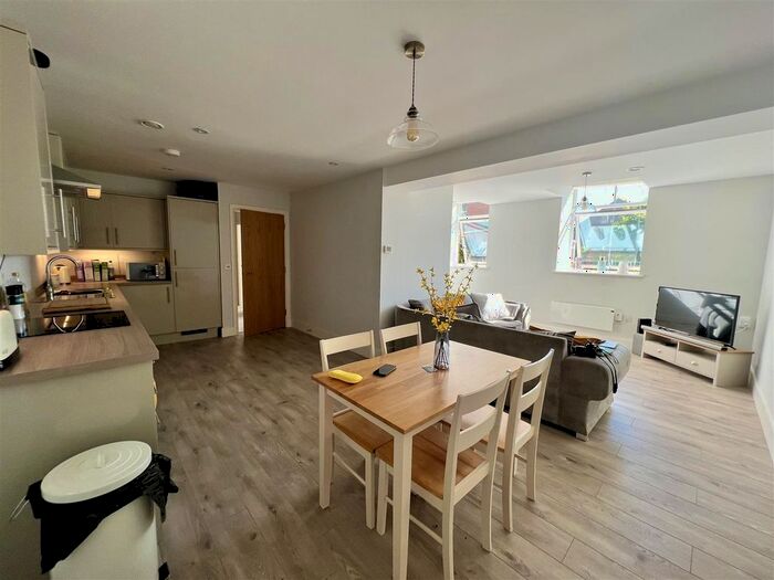 2 Bedroom Flat To Rent In Glebe Mount, Pudsey, LS28