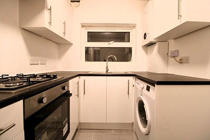 3 Bedroom End Of Terrace House To Rent In Dennett Road, Croydon, London, CR0