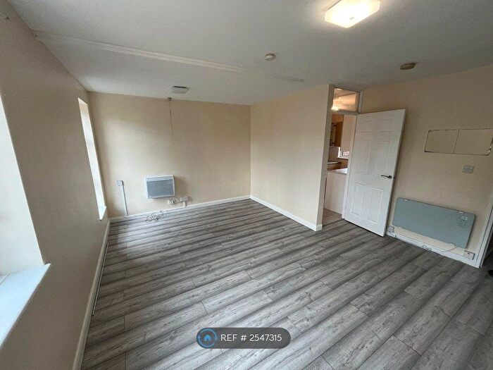 Studio To Rent In Bentry Close, Dagenham, RM8
