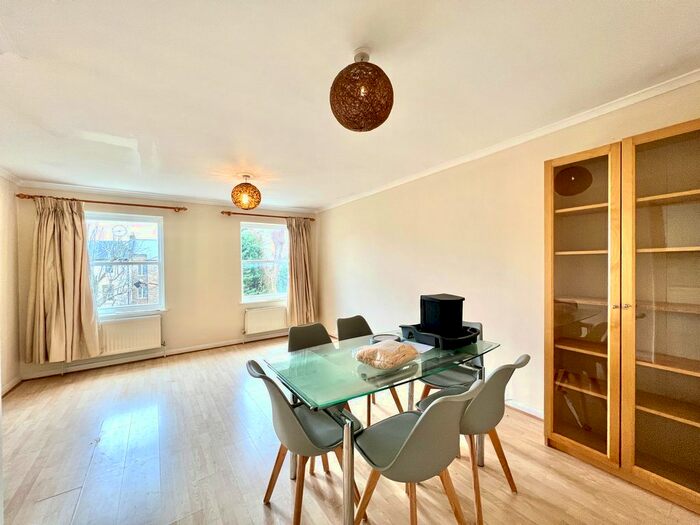 2 Bedroom Flat To Rent In Jay Court, Brownlow Road, London, N3