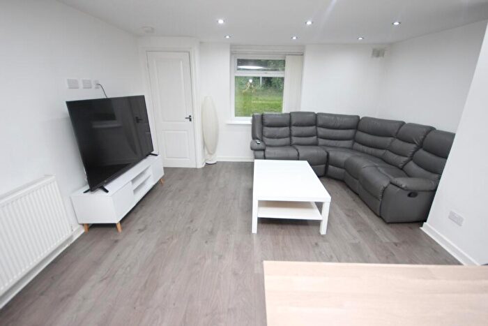 3 Bedroom Flat To Rent In Deane Road, L7