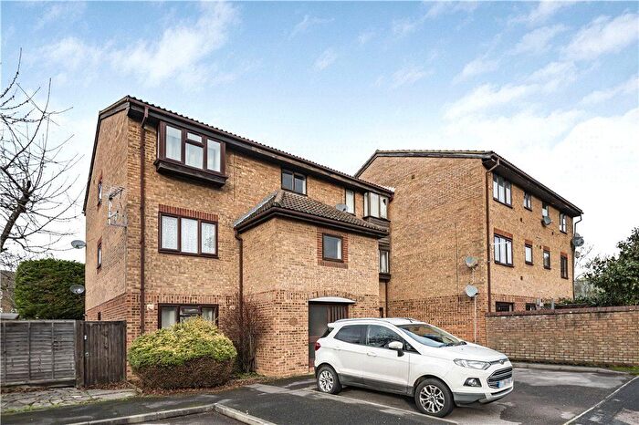 1 Bedroom Flat To Rent In Quincy Road, Egham, TW20