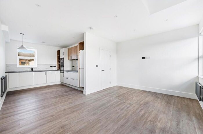 3 Bedroom Flat To Rent In Winchester Street, Springfield Park, W3