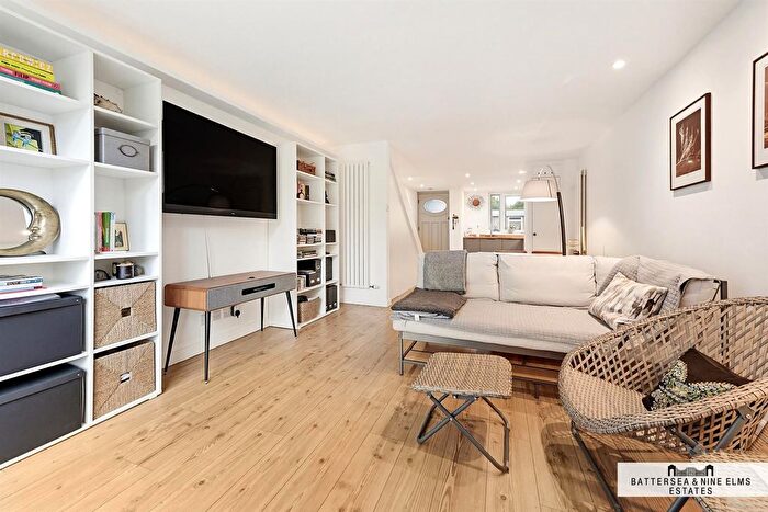 3 Bedroom Flat For Sale In Sunbury Lane, Battersea, London, SW11