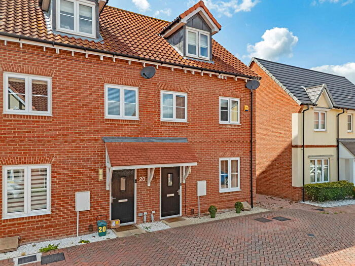 3 Bedroom Semi-Detached House For Sale In Abingdon Close, Dunton Fields, Laindon, SS15