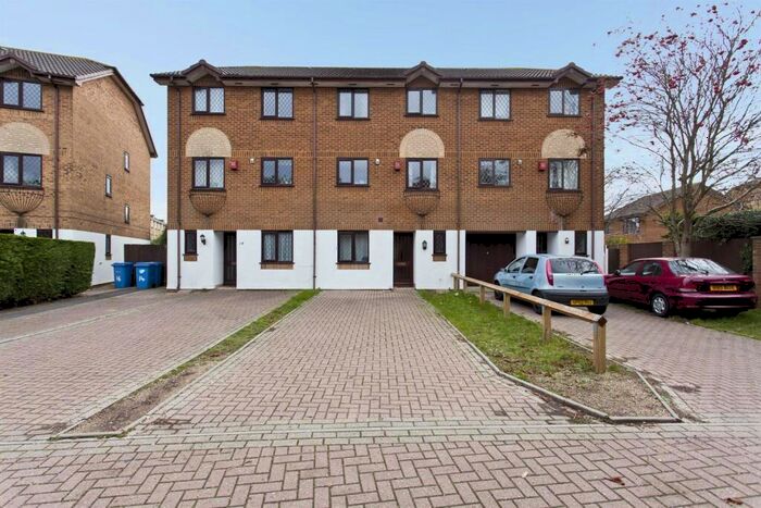 6 Bedroom Town House To Rent In Bedroom Terraced Town House In Talbot Village, BH12