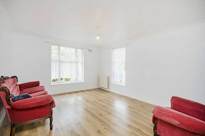 2 Bedroom Flat To Rent In Sutton Square, Hackney, London, E9