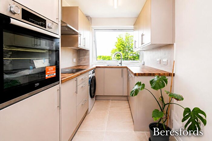 2 Bedroom Apartment To Rent In Carlton Close, RM14