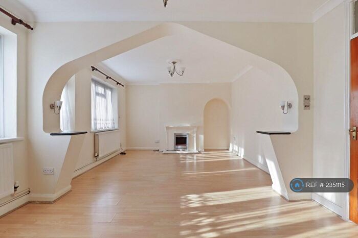 3 Bedroom Maisonette To Rent In Rees Gardens, Croydon, CR0