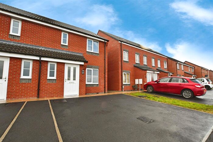 3 Bedroom Semi-Detached House For Sale In Biddlestone Close, Kingswood, HU7