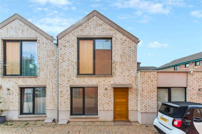 3 Bedroom Property To Rent In Willow Mews, Shepherds Bush, W12