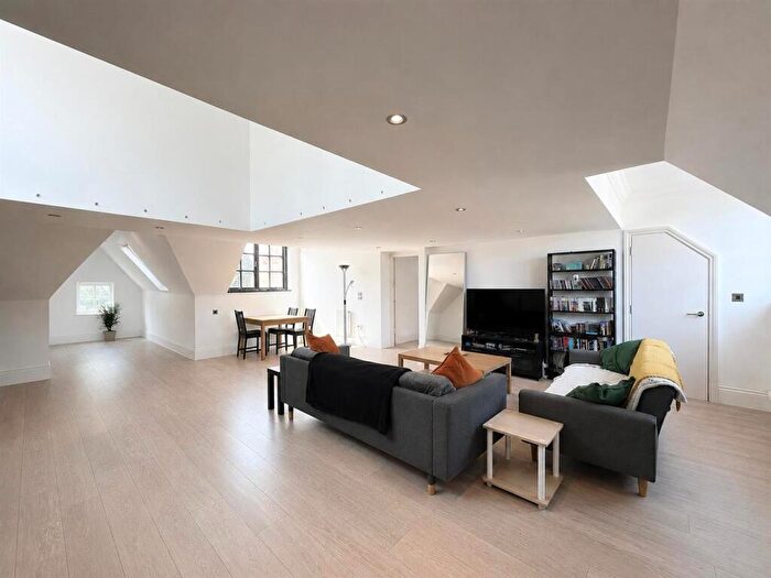 2 Bedroom Apartment To Rent In Penthouse Apartment - Knighton Drive, Leicester, LE2