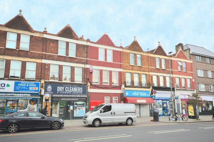3 Bedroom Flat To Rent In Mitcham Lane, London, SW16