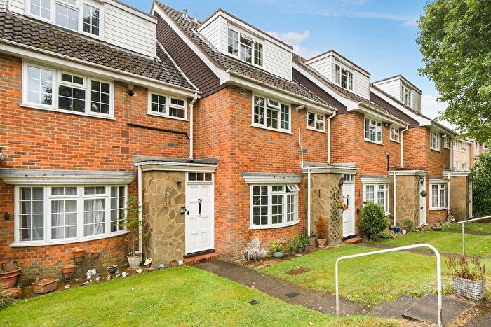2 Bedroom Maisonette To Rent In Fairlawns, Watford, Hertfordshire, WD17