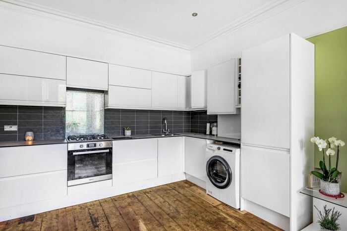 2 Bedroom Flat To Rent In Thurlow Park Road, London, SE21