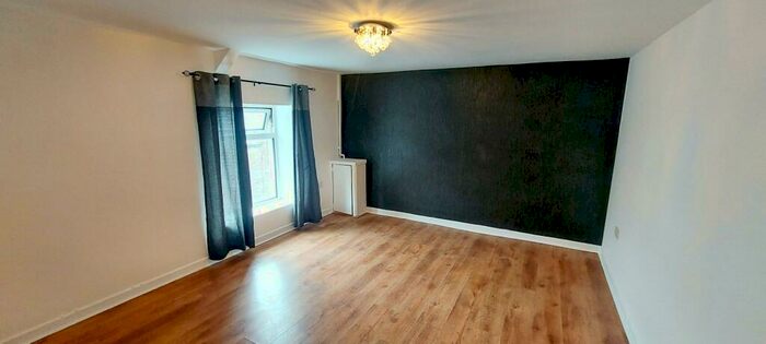 2 Bedroom Flat To Rent In Waunrhydd Road, Tonyrefail, Porth, CF39