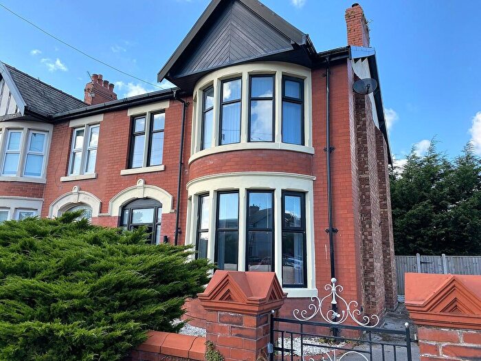 3 Bedroom Semi-Detached House To Rent In Broadway, FY4