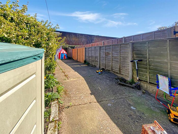 2 Bedroom End Of Terrace House To Rent In Crowhurst Road, Colchester, CO3