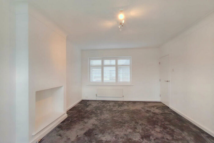 1 Bedroom Flat For Sale In Lincoln Close, South Norwood, SE25
