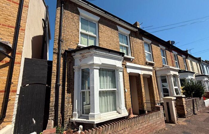 2 Bedroom Flat For Sale In A Gordon Road, Southend-on-Sea, SS1