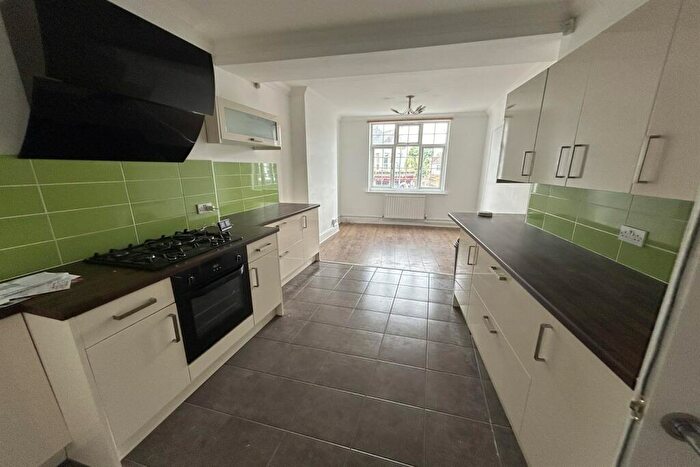 3 Bedroom Flat To Rent In Bedroom St Floor Flat In Westcliff On Sea, SS0