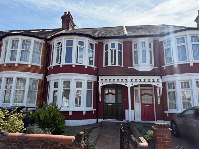 4 Bedroom House To Rent In Berkshire Gardens, Palmers Green, N13