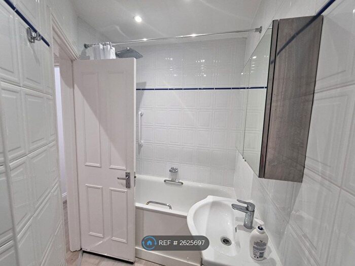 2 Bedroom Flat To Rent In Cambridge Gardens, London, W10