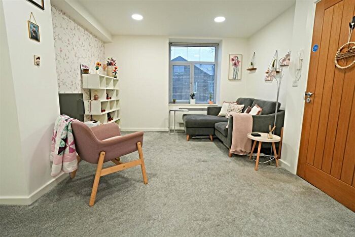 1 Bedroom Apartment For Sale In Balmoral Place, Halifax, HX1