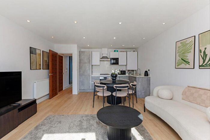 3 Bedroom Flat To Rent In Thurlow Park Road London, SE21