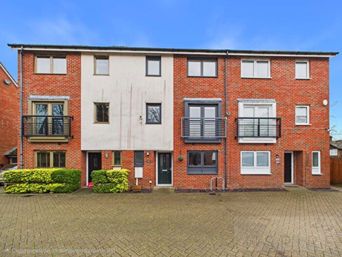 4 Bedroom Town House For Sale In Delrogue Road, Crawley, RH11