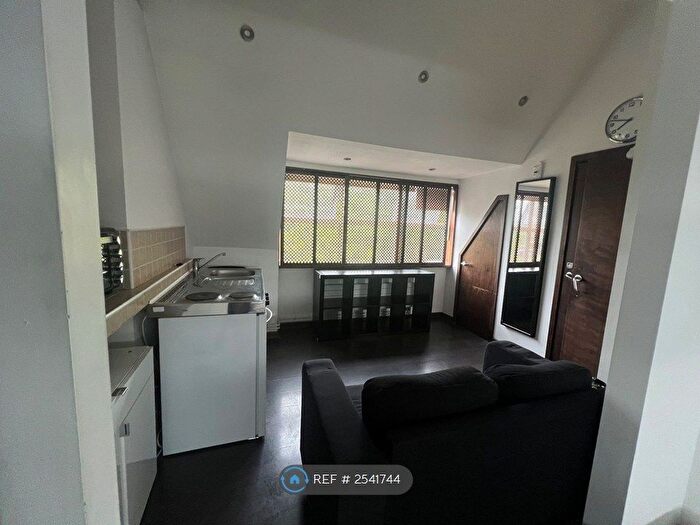 Studio To Rent In Chiswick High Road, London, W4