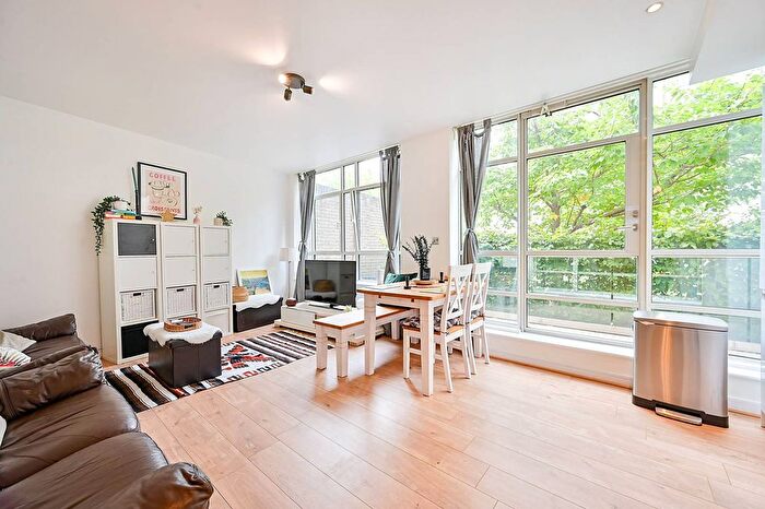 2 Bedroom Flat For Sale In Great West Road, Brentford, TW8