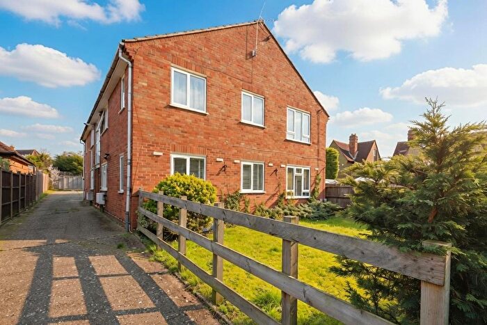 2 Bedroom Maisonette For Sale In Manor Way, Ruislip, HA4